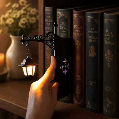 🔥 NEW FOR HALLOWEEN 2026 | 👻 Bookshelf Lantern Light – Cozy Halloween Décor for Book Lovers